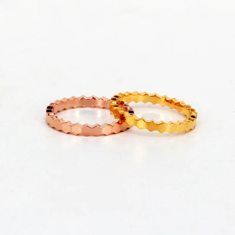Stainless Steel Handmade Honeycomb Hot Honeycomb Honeycomb Cake and Small Bee Hexagonal Nest Ornaments Jewelry Engagement Ring