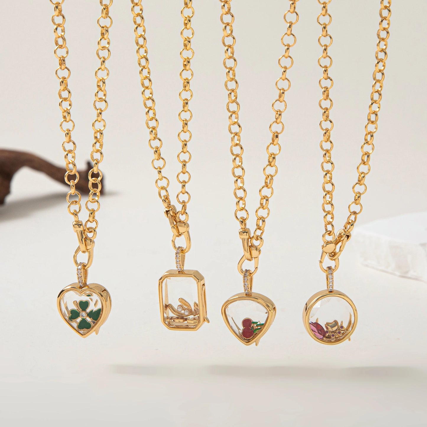 Retro personality picture box pendant with openable DIY pendant, hollow design, transparent box, gold-plated color preservation