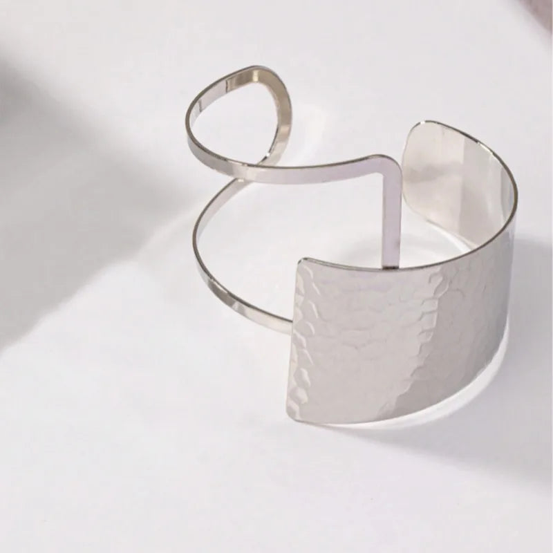 Golden Rings and Bracelets Are Irregularly Spliced in A Retro and Sexy Style with Water Ripple Patterns
