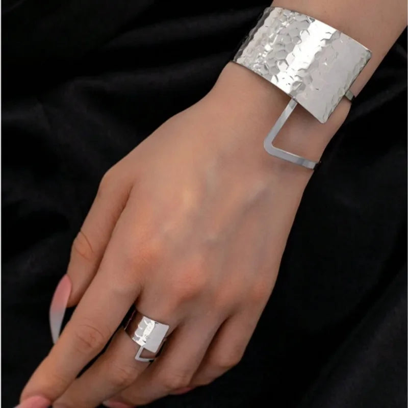 Golden Rings and Bracelets Are Irregularly Spliced in A Retro and Sexy Style with Water Ripple Patterns