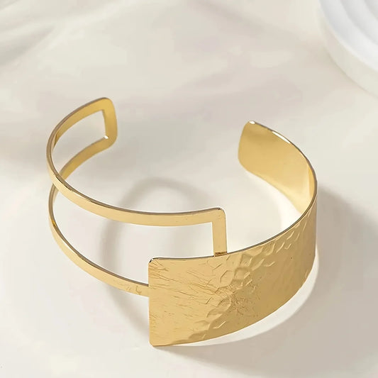 Golden Rings and Bracelets Are Irregularly Spliced in A Retro and Sexy Style with Water Ripple Patterns